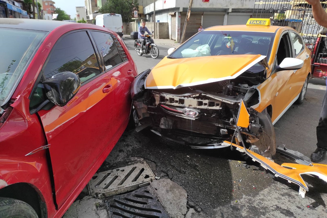 Batman’da ticari taksi ile otomobil çarpıştı