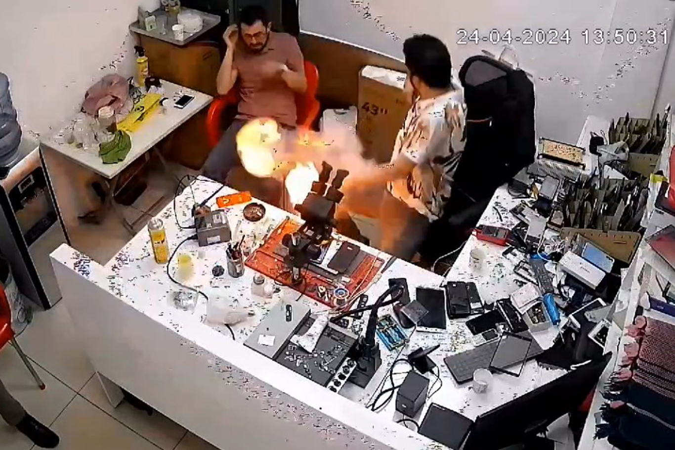 Cep telefonu bomba gibi patladı