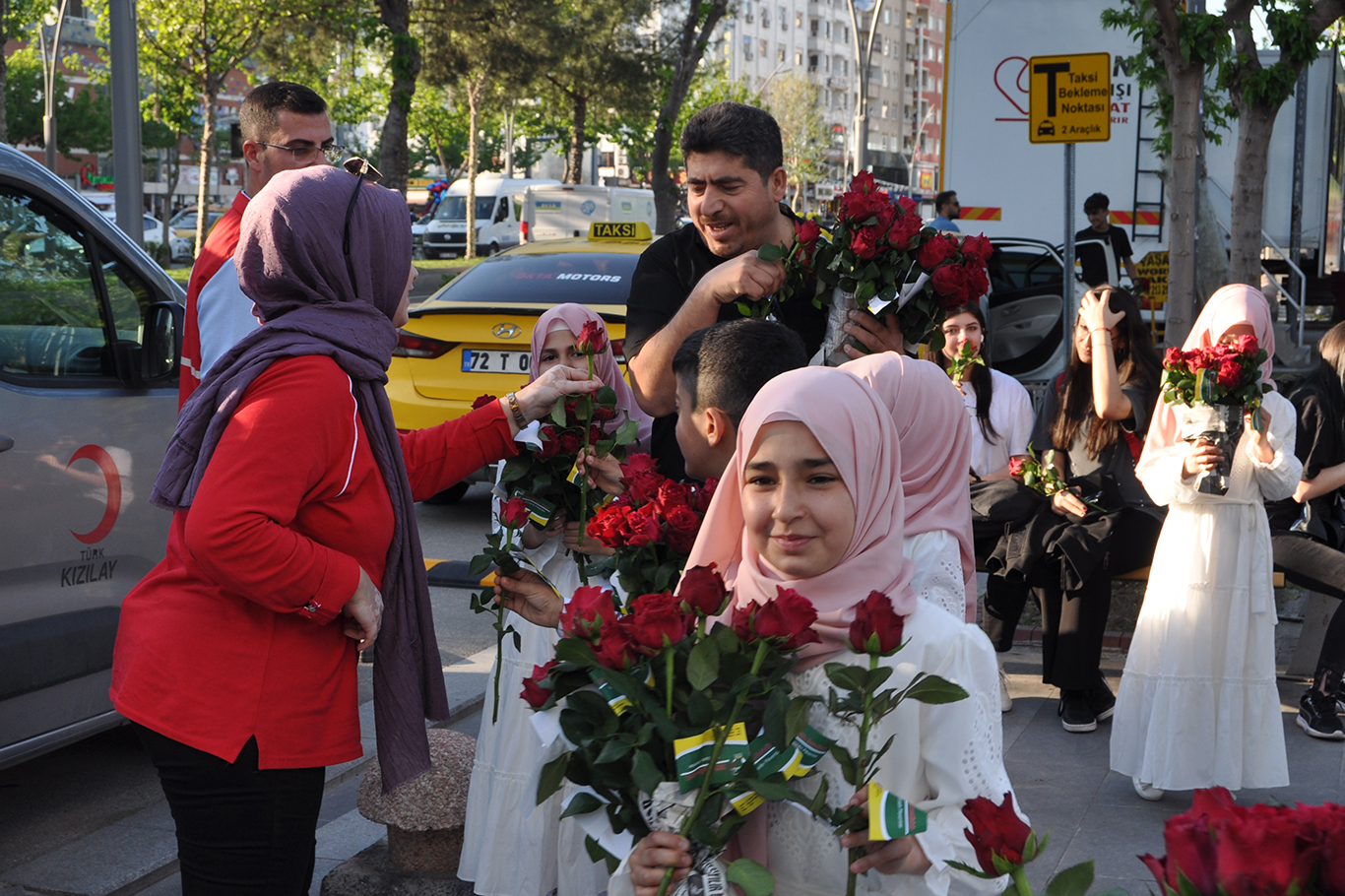 Batman’da “Mevlid-i Nebi” etkinliği dolayısıyla halka gül dağıtıldı