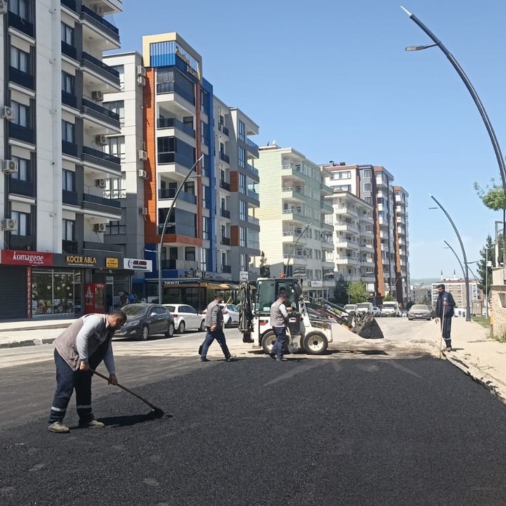 Deforme olan yollar yamalanıyor