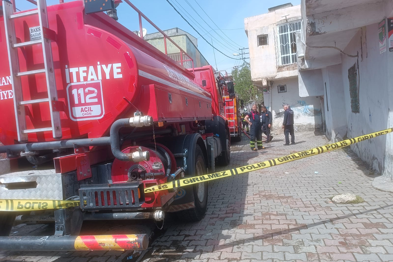 Çocukların attığı torpil evi yaktı