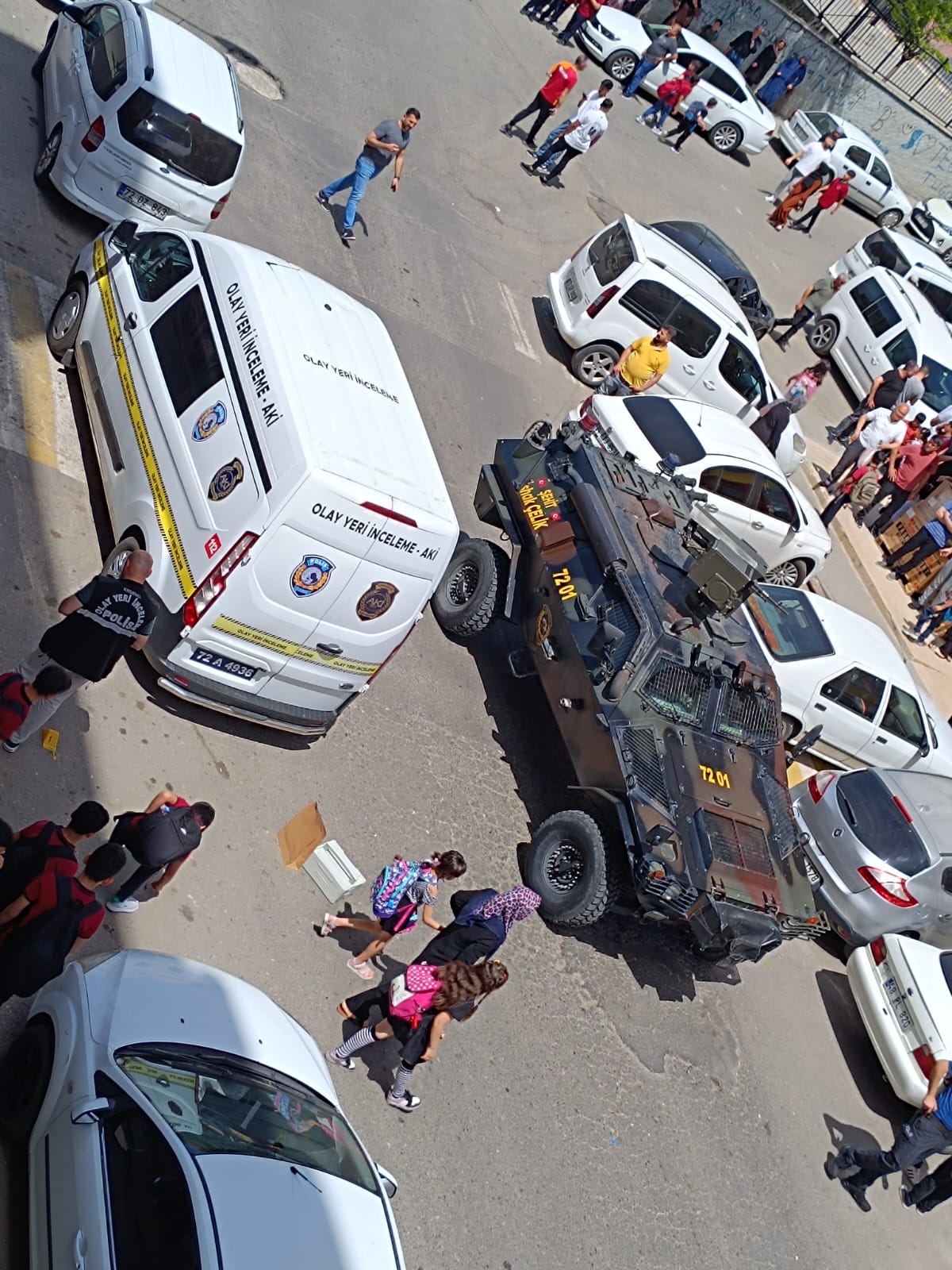 OKUL ÖNÜNDE SİLAHLI ÇATIŞMA!