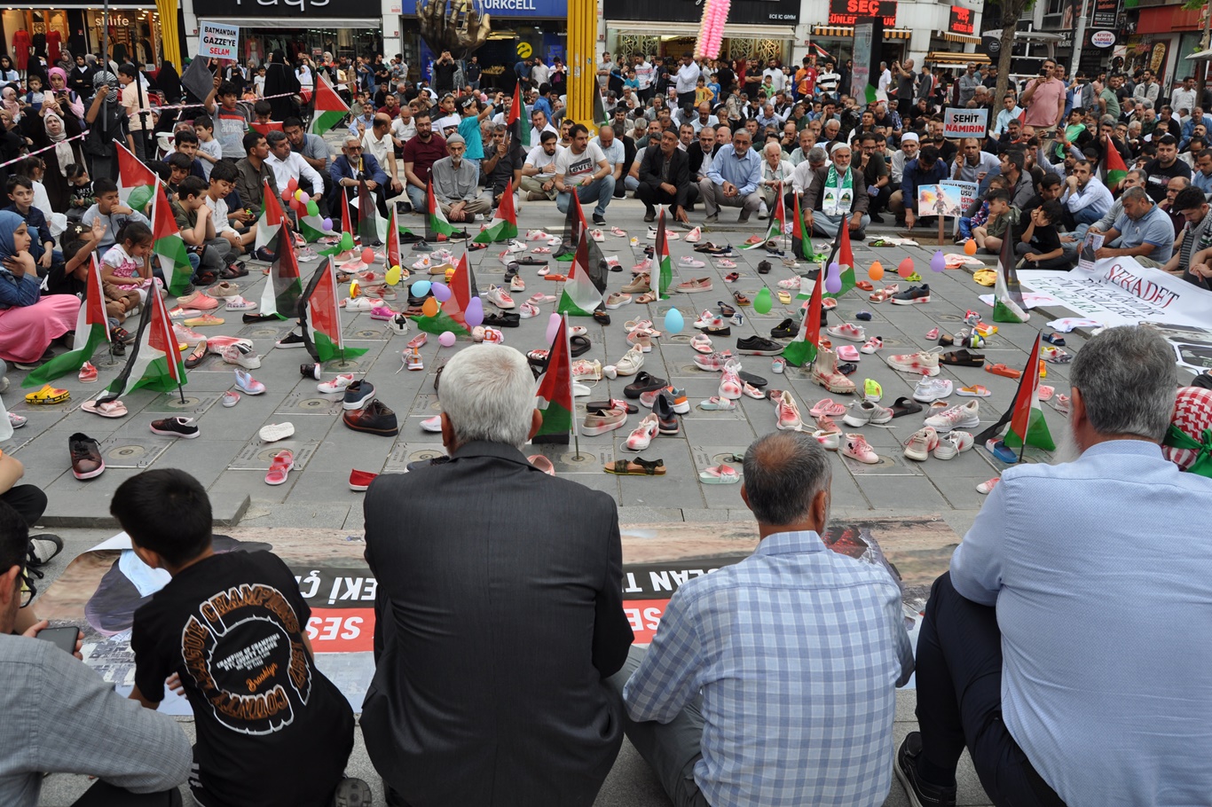 STK’lar Gazze için oturma eylemi yaptı