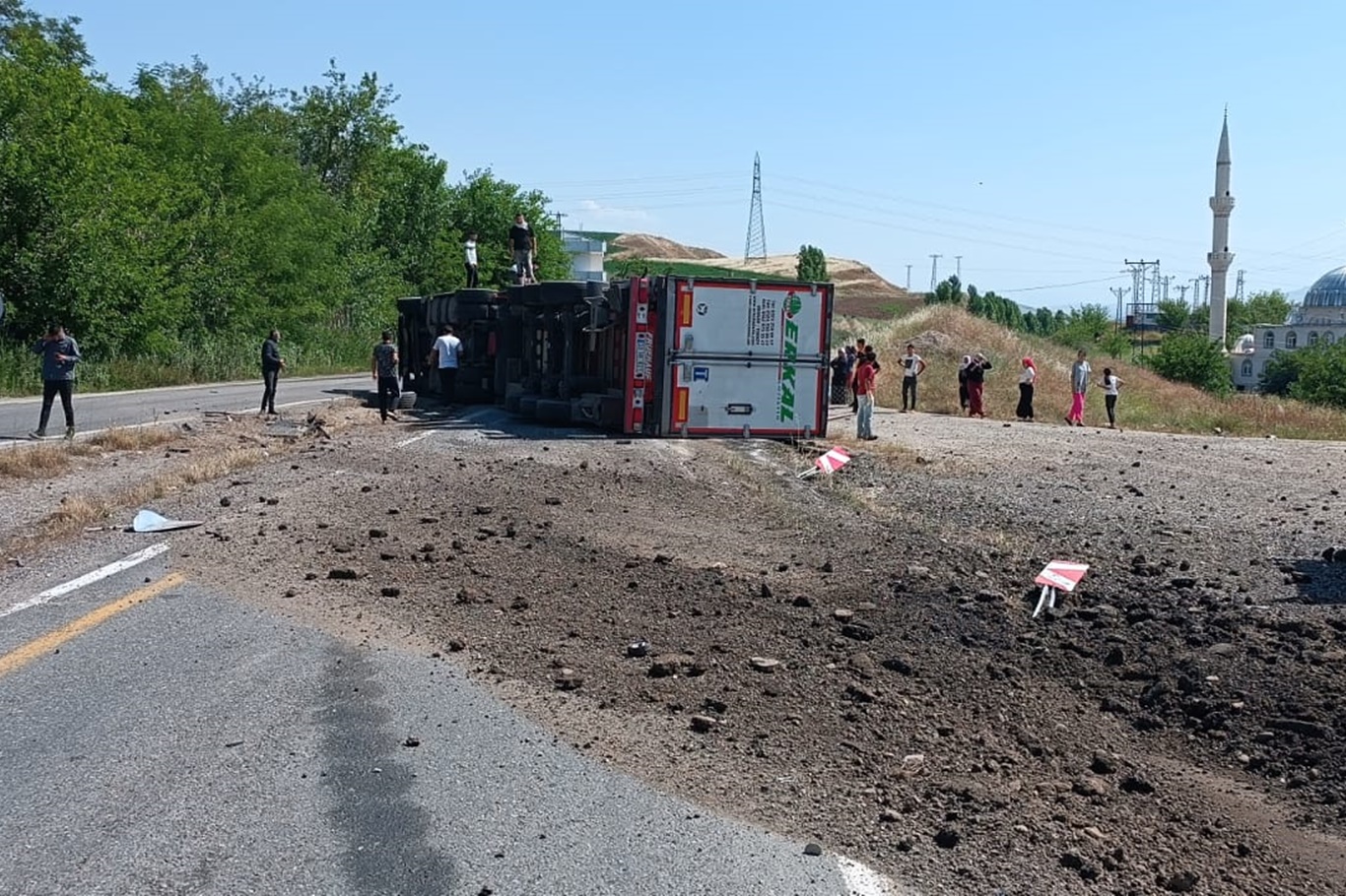 Et yüklü tır devrildi