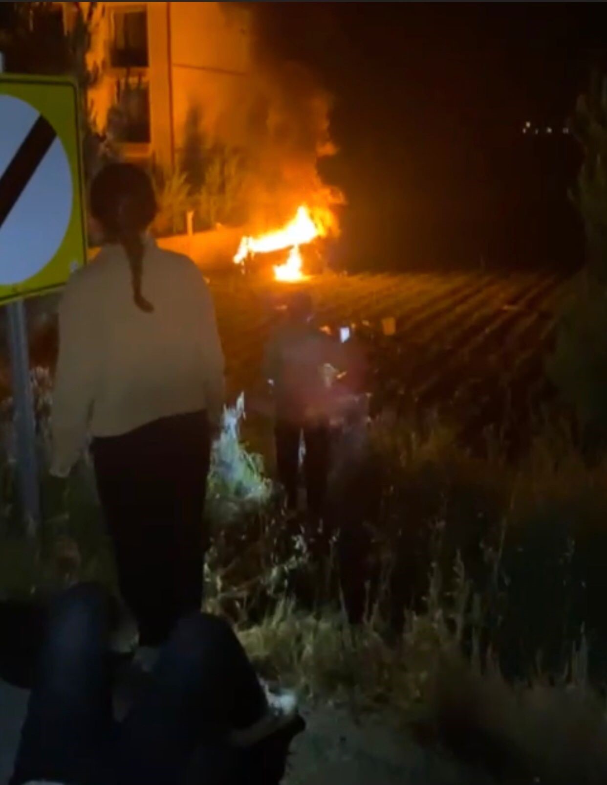 Takla atıp alev topuna dönen araçtan sağ çıktılar