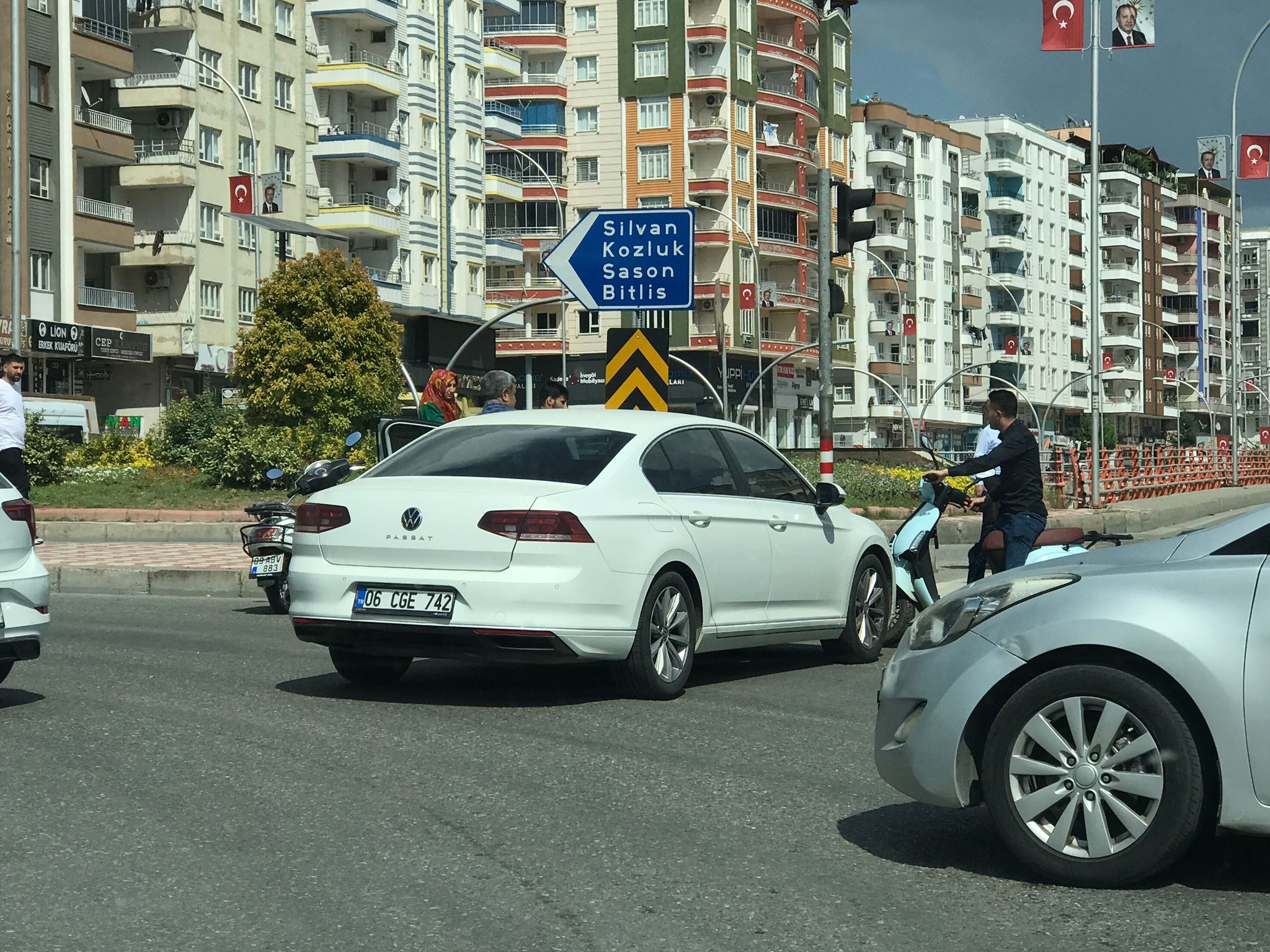 Yolu karıştıran sürücü motosiklete çarptı