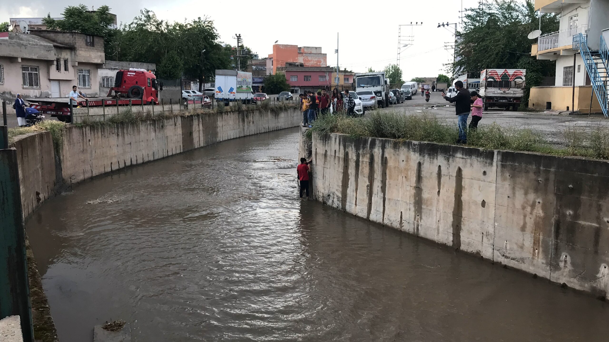 Kediyi kurtaran öğrenci, derede mahsur kaldı