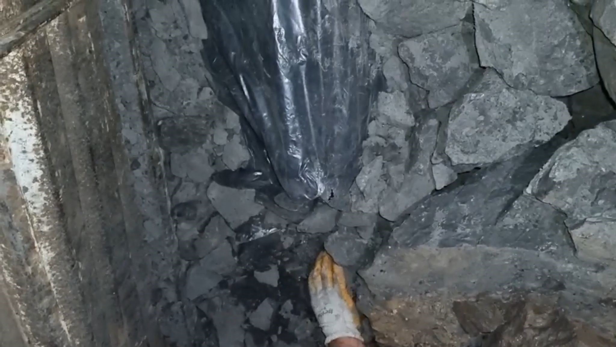 Kömürler arasından kaçak sigara çuvalları çıktı