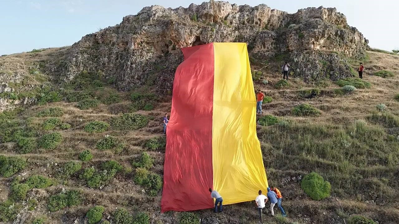 500 metrekarelik Galatasaray bayrağı tepeye asıldı