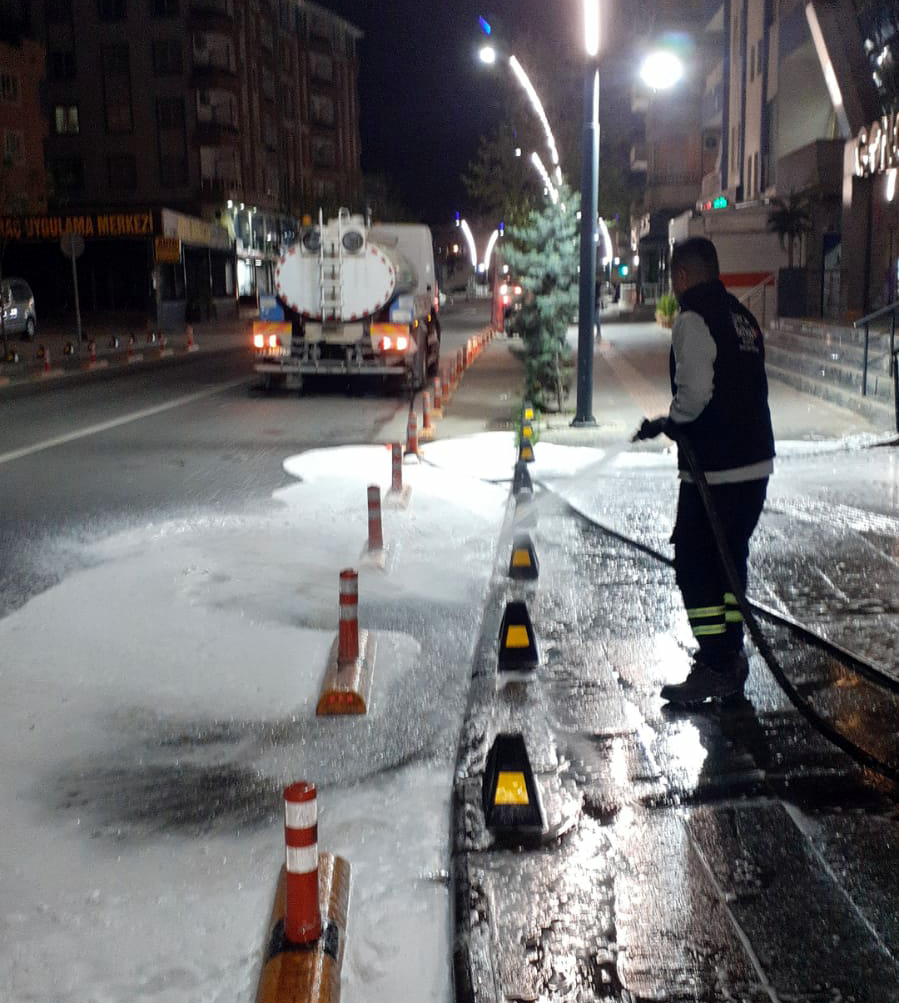 CADDE VE SOKAKLAR KÖPÜKLÜ SUYLA YIKANIYOR