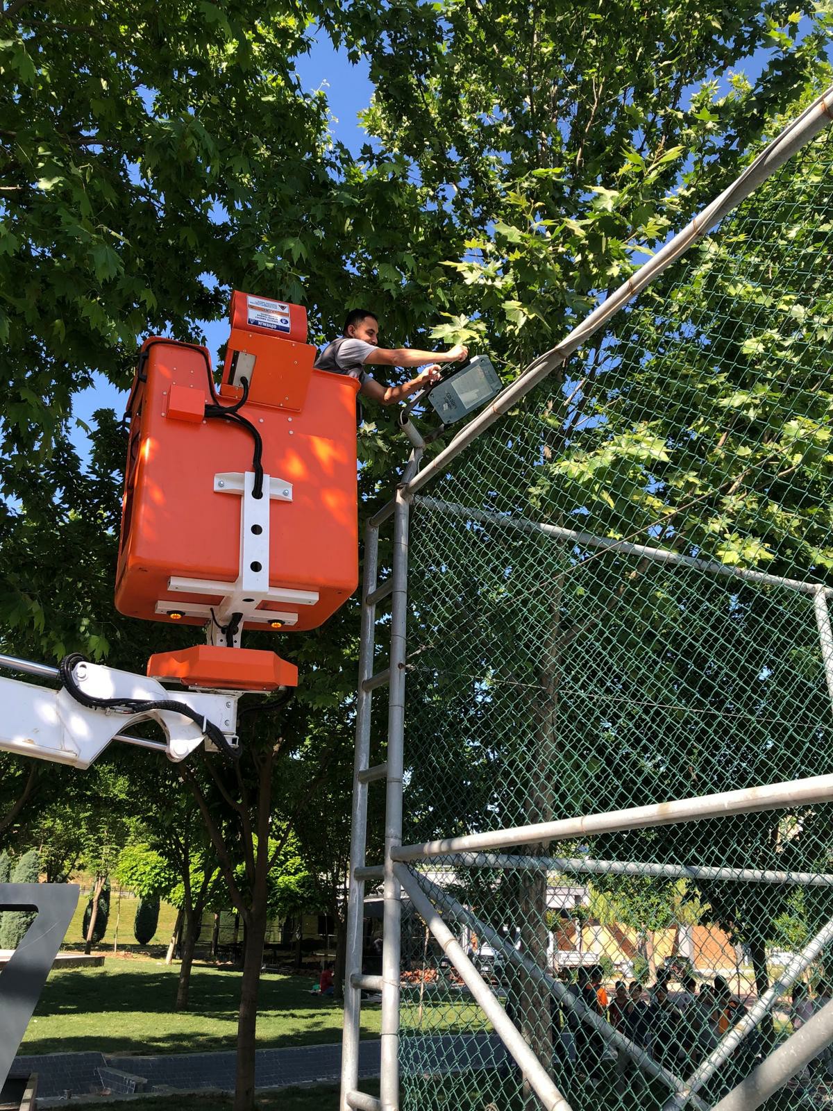 Parkların aydınlatma sorunları gideriliyor