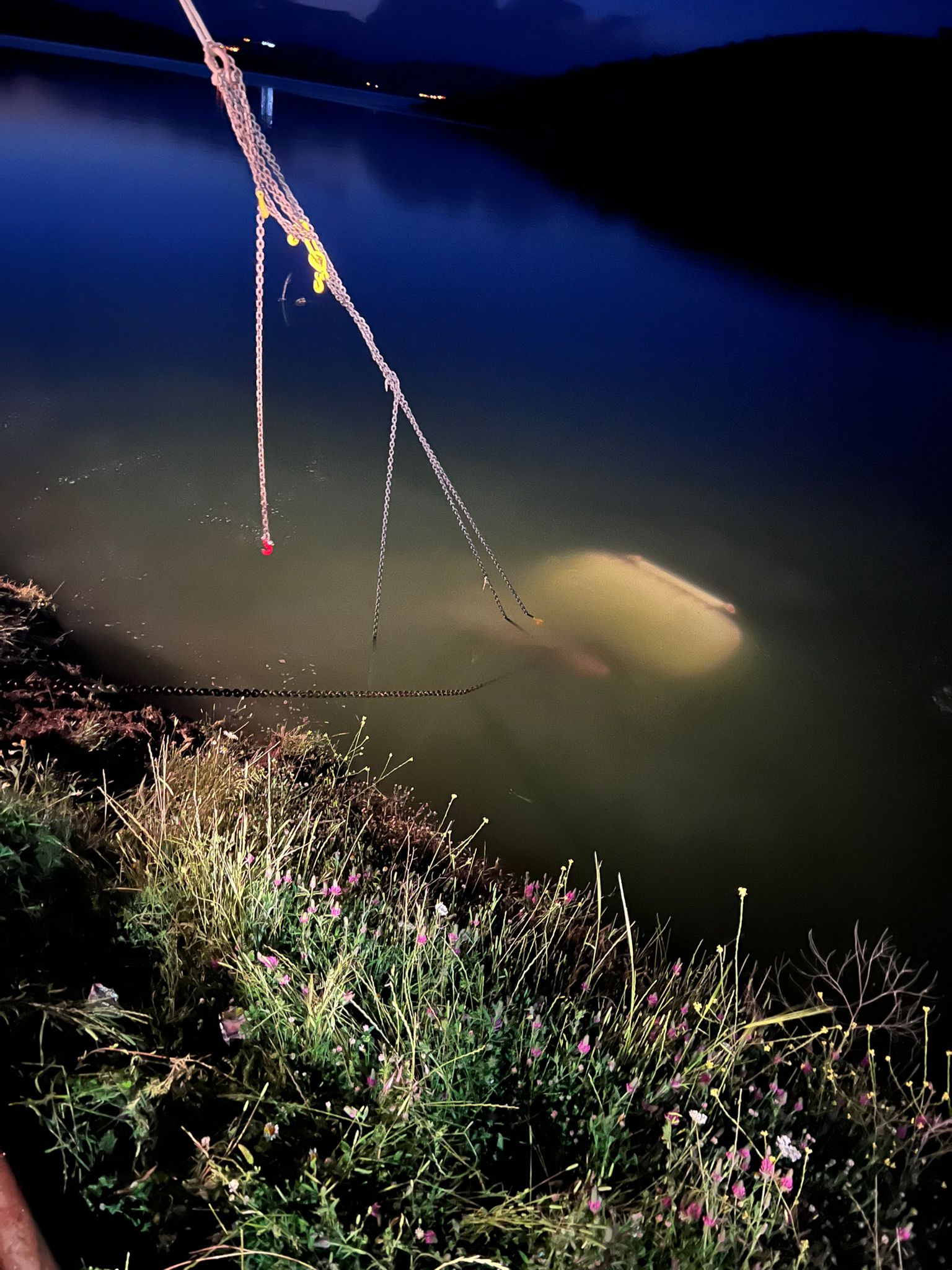 Suya gömülen tanker çıkarıldı