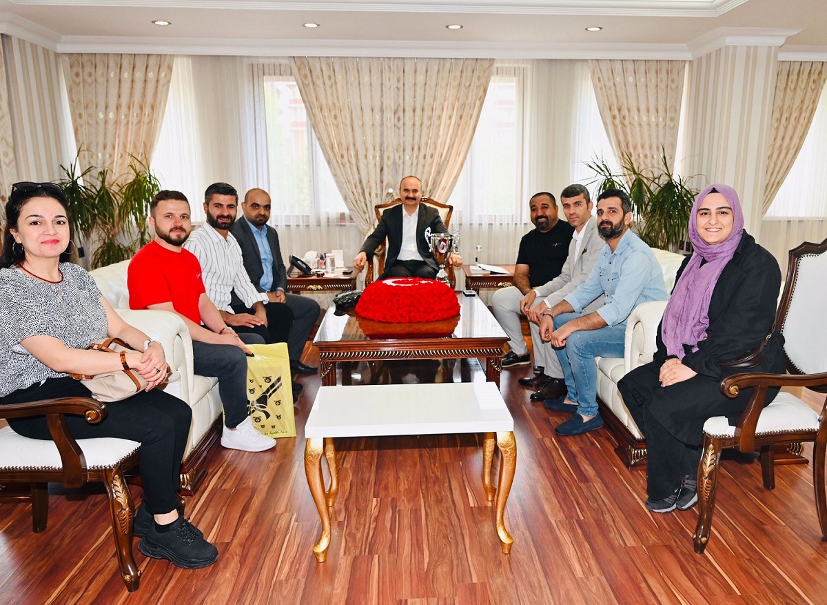 Vali Canalp, şampiyon takımı ağırladı