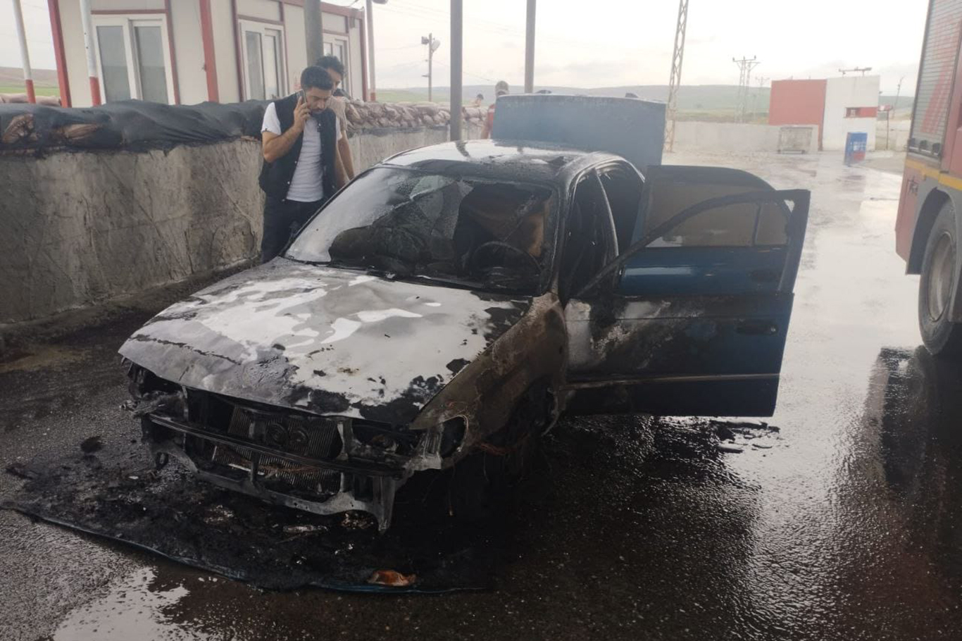 Kontrol noktasına giren otomobil alev aldı!