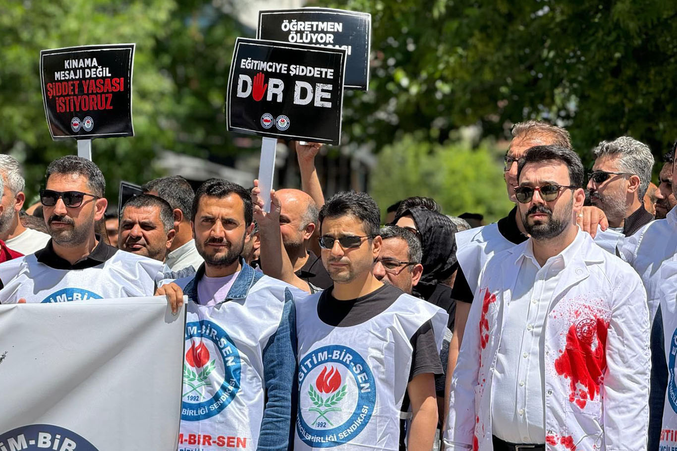 İş bırakma eylemi yapan eğitimciler yasal düzenleme istiyor!