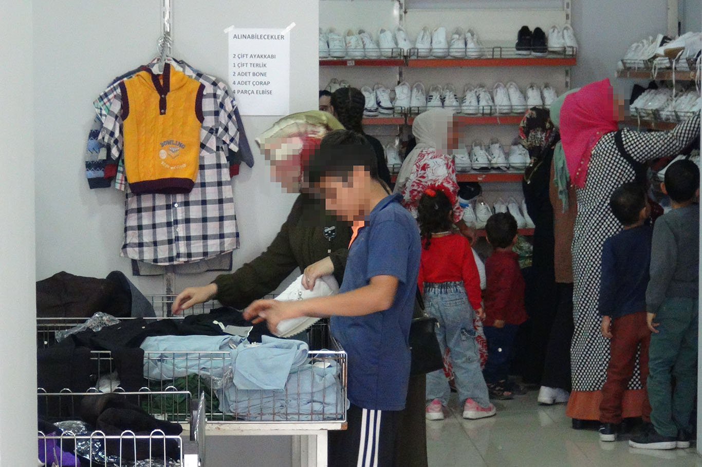 İhtiyaç sahiplerine giyim yardımı