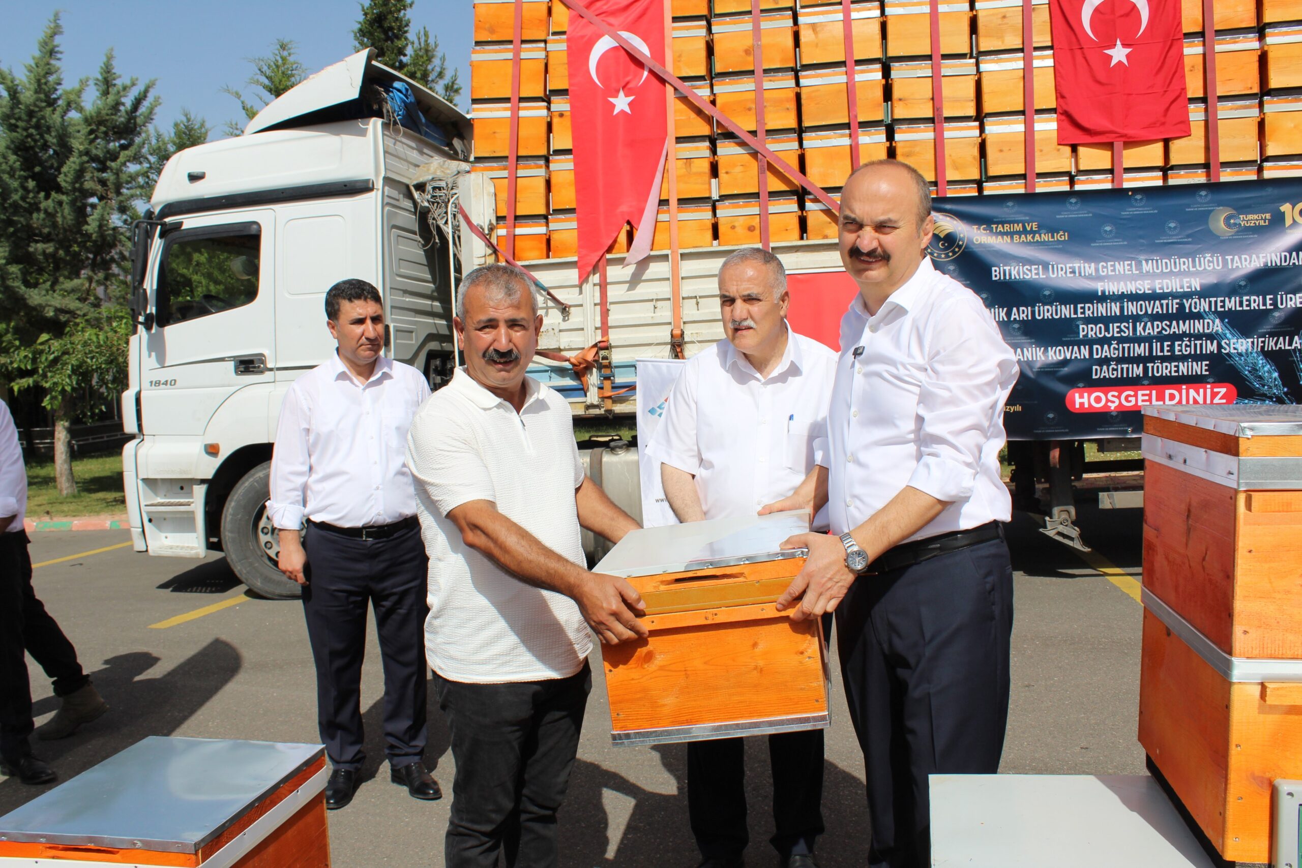 Üreticilere kovan dağıtıldı