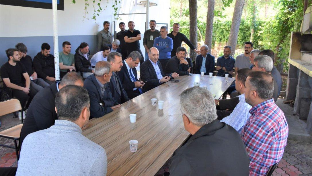 Saldırıya uğrayan öğretmenleri ziyaret etti