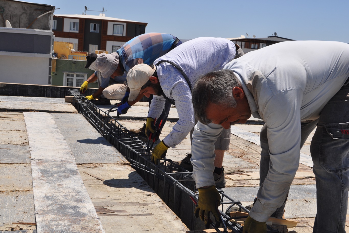 Kavurucu sıcağın altında inşaat işçilerinin zorlu mesaisi