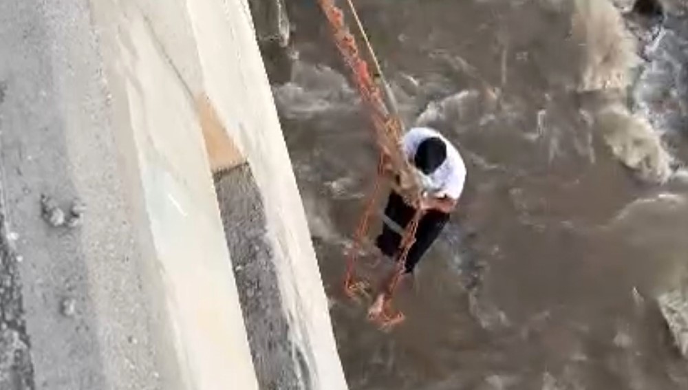 Çay yatağında mahsur kalan 2 kişi kurtarıldı