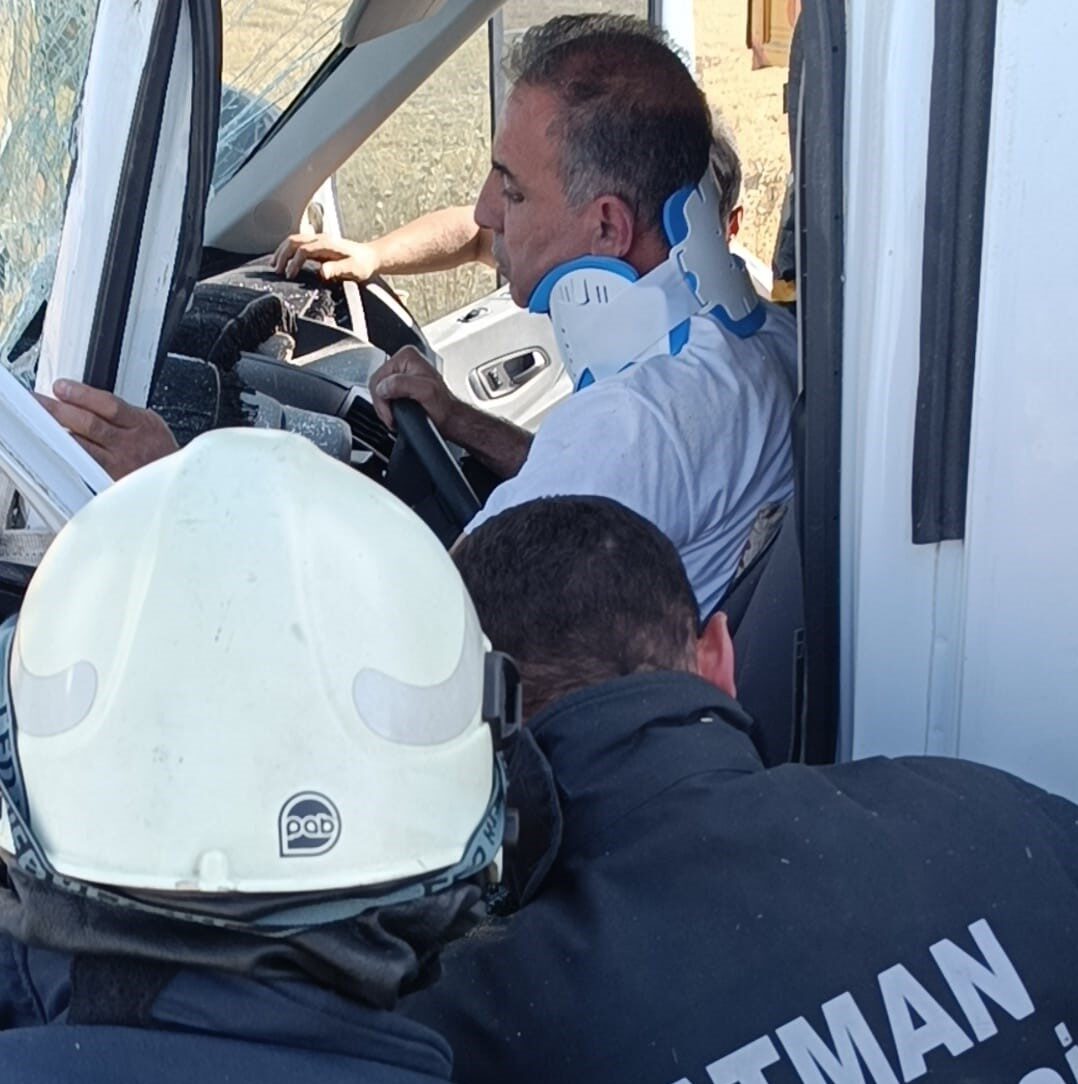 Batman’da yaşanan kazada araç içinde sıkıştı