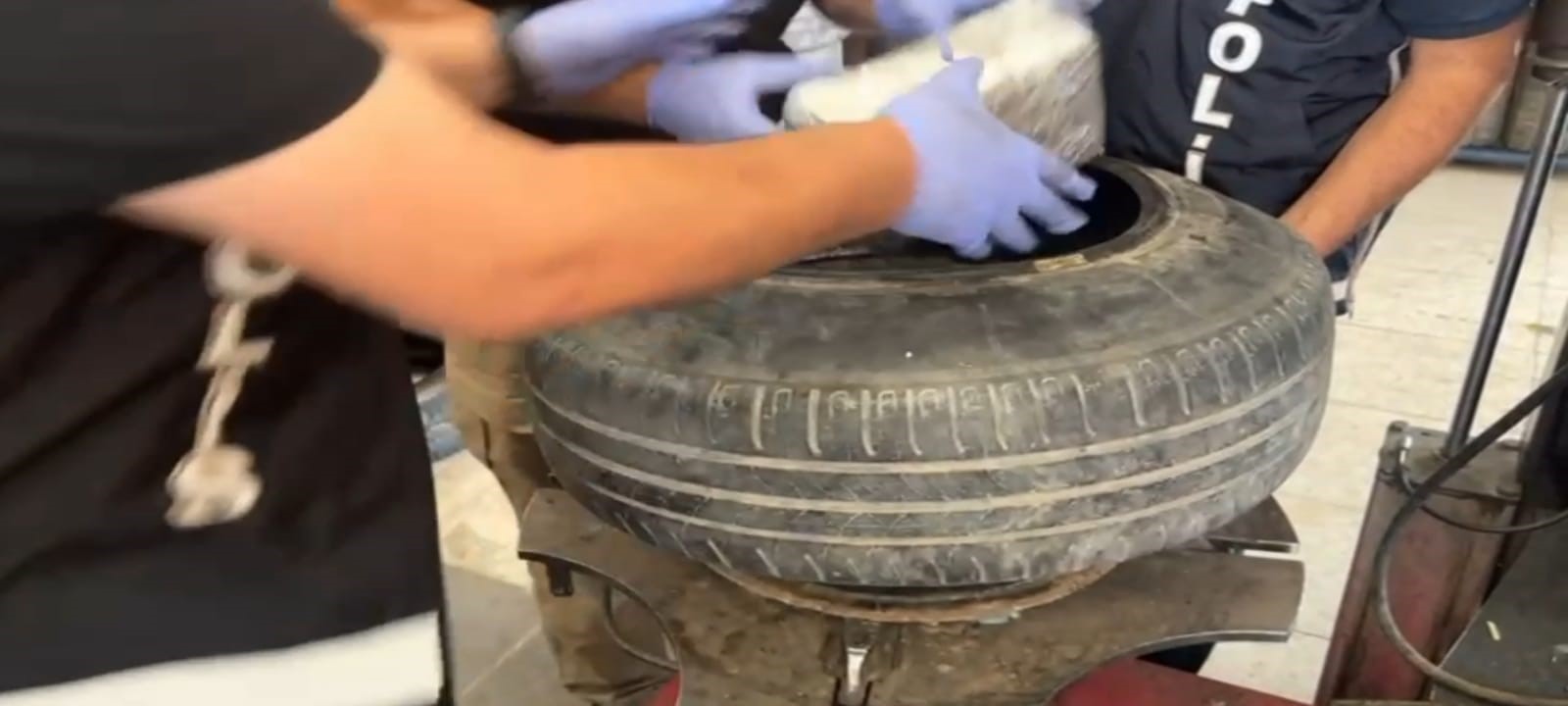 Aracın yedek lastiğinden uyuşturucu çıktı