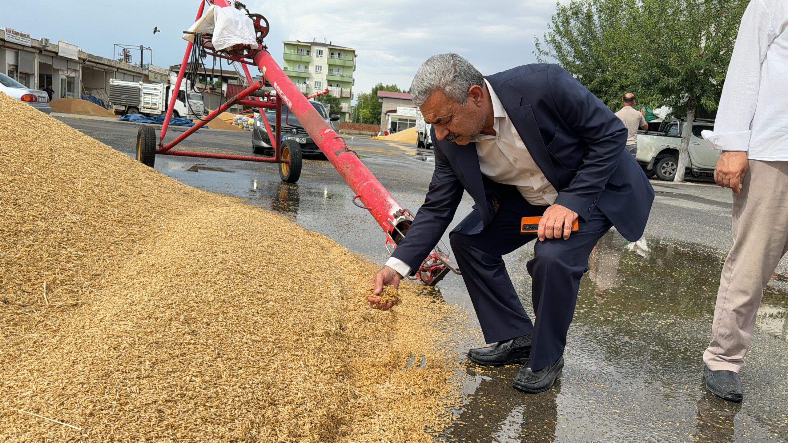 Başkan Şahin’den zarar gören buğdaycılara ziyaret