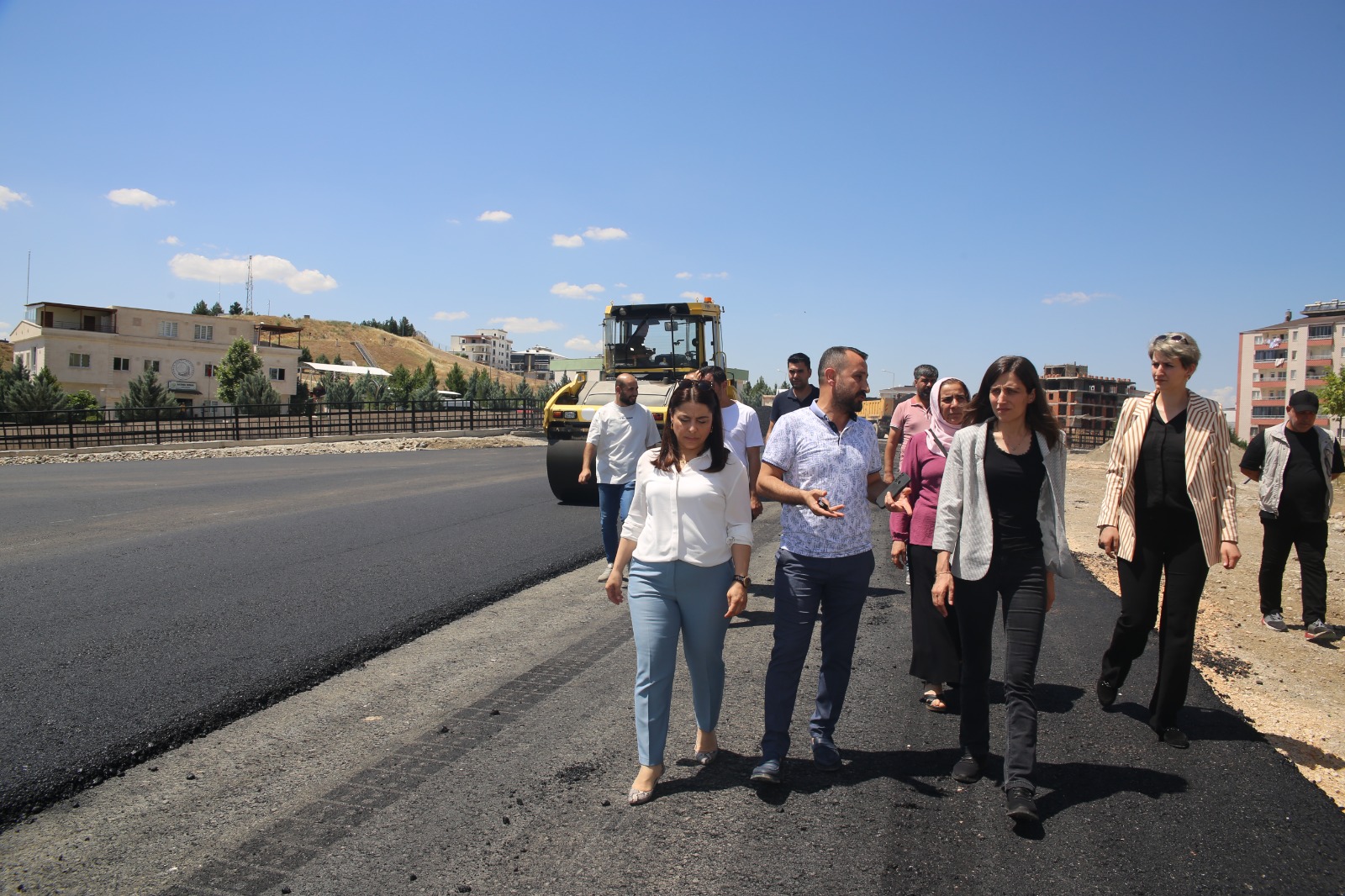 Mahalleleri birbirine bağlayan köprüde asfalt serimi