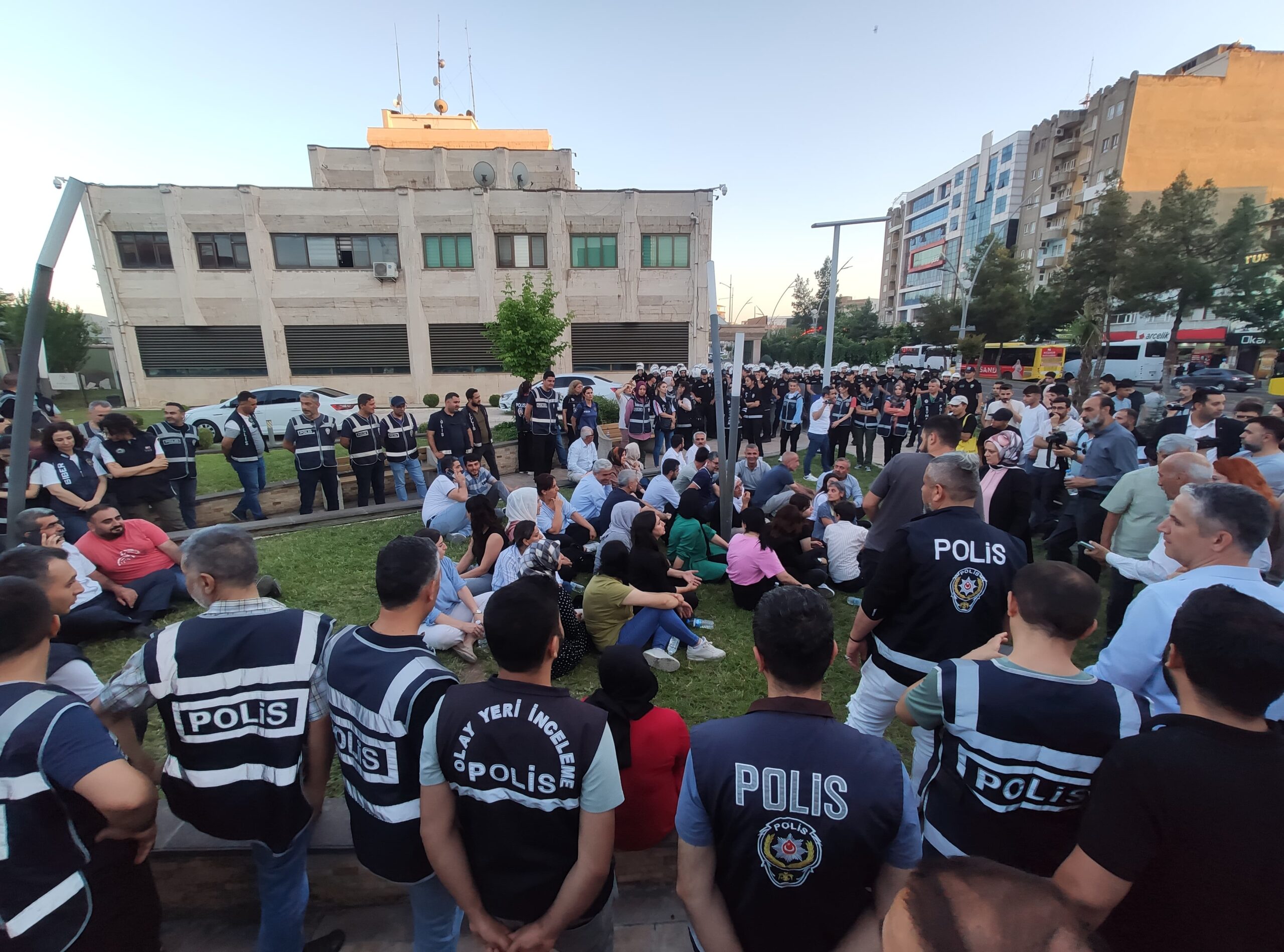 BELEDİYE ÖNÜNDE NÖBET EYLEMİ