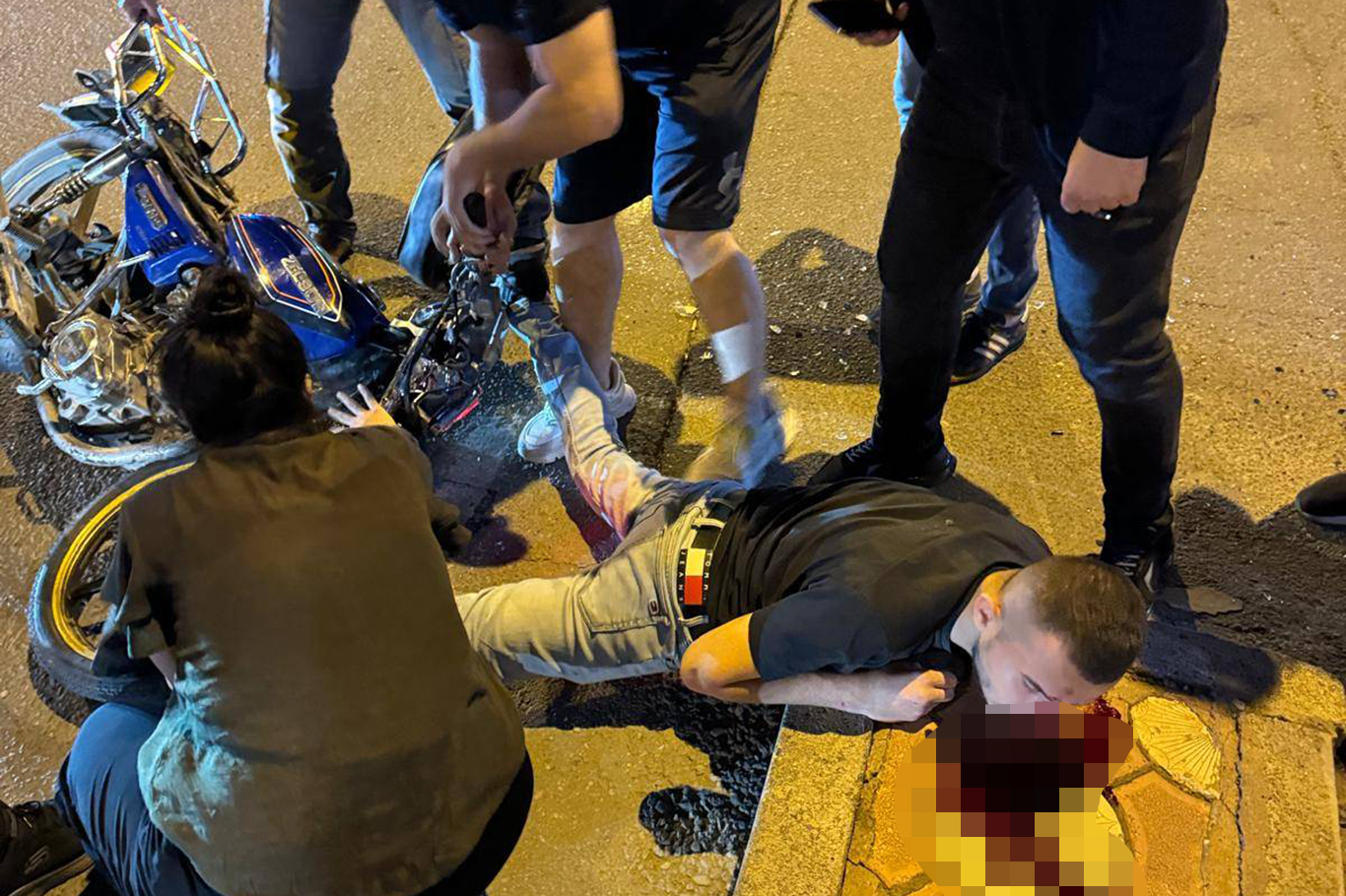 Otomobil ile motosiklet çarpıştı