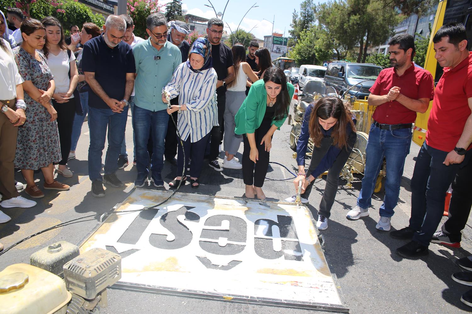 Batman’da ‘Pêşî Peya’ ve ‘Hêdî’ Uyarı Yazıları Yeniden Yazıldı