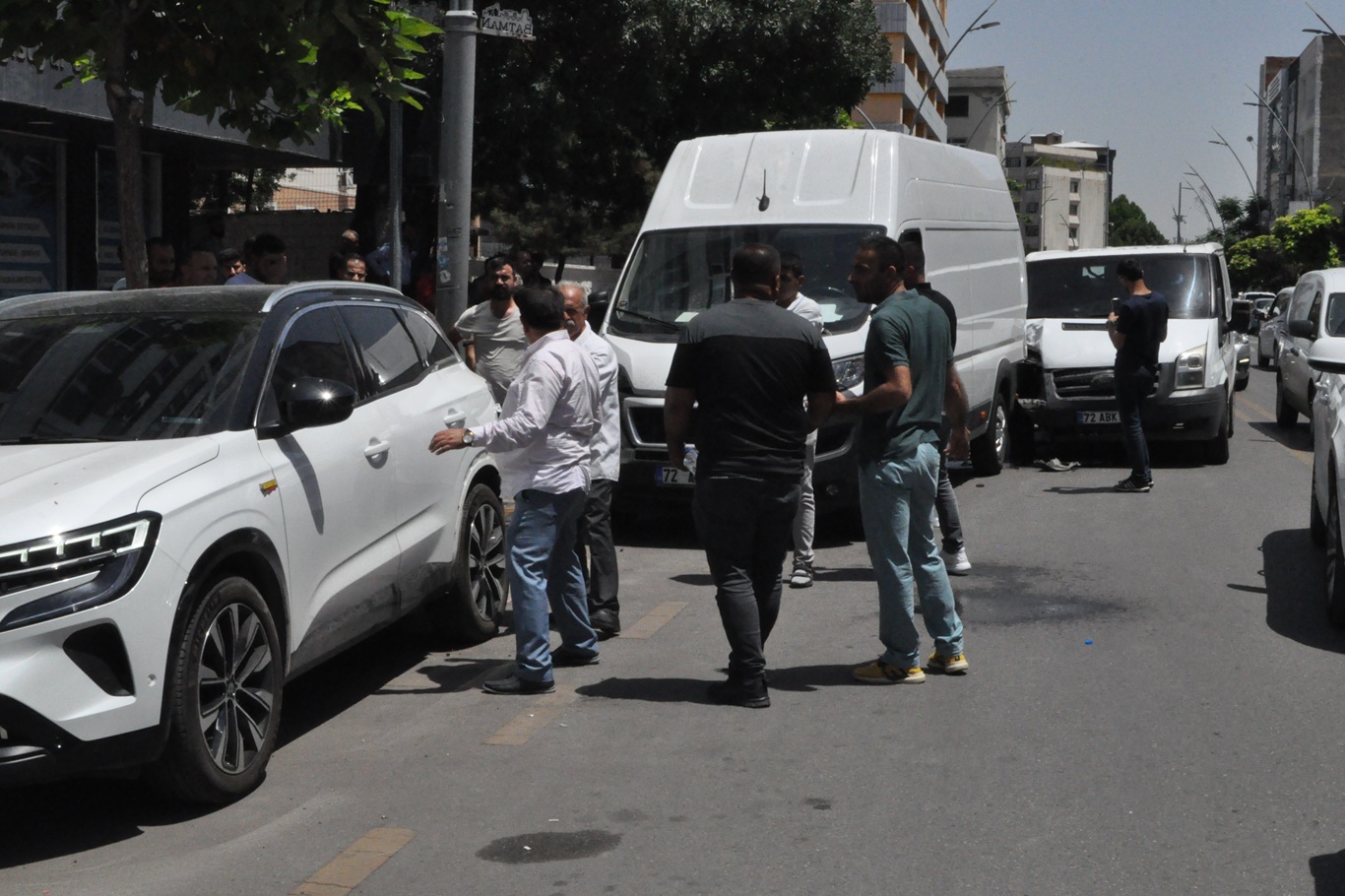 Transit park halindeki 6 araca çarptı: 2 yaralı