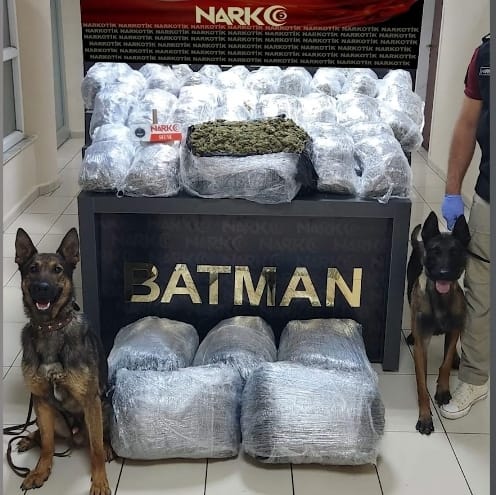 Durdurulan 2 araçta 81 kilo uyuşturucu ele geçirildi