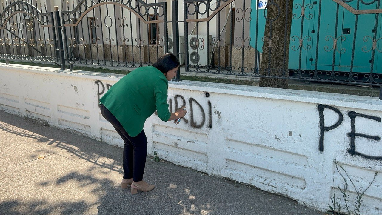 Oduncu, valilik duvarına Kürtçe yazı yazarak tepki gösterdi