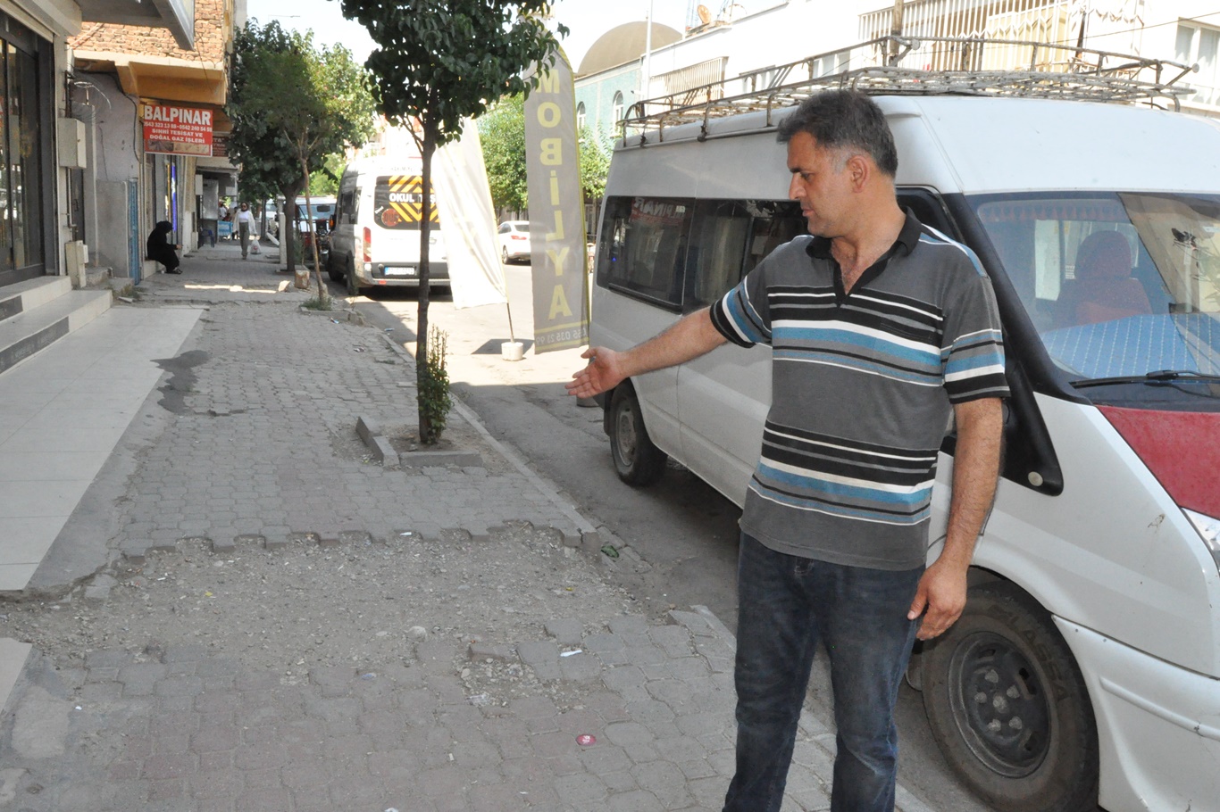 Bozuk Kaldırımlar Esnafı ve Vatandaşı Mağdur Ediyor