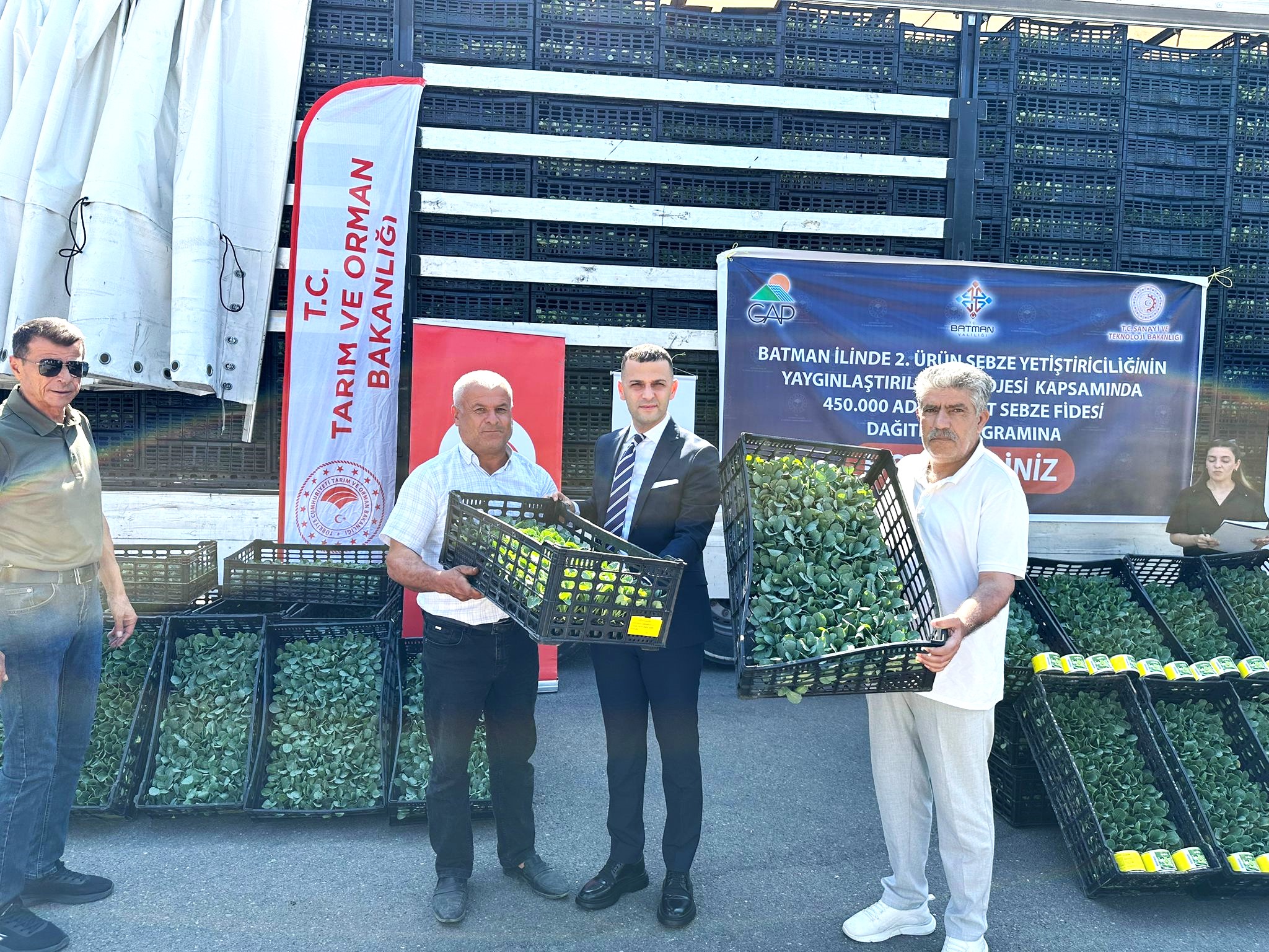 Çiftçilere Sebze Fidesi ve Marul Tohumu Dağıtıldı