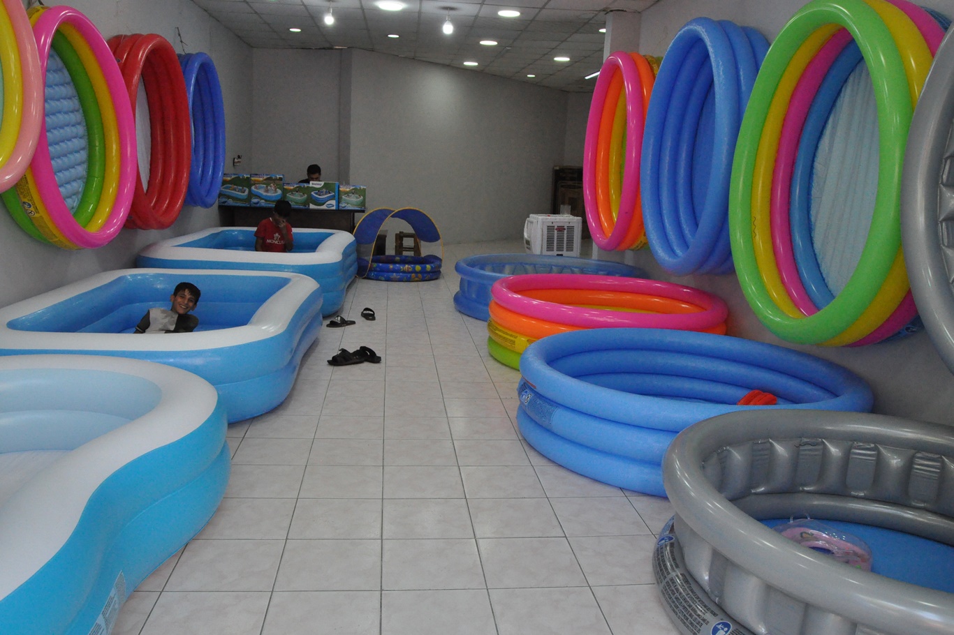 Aşırı sıcaklar şişme havuzlara talebi artırdı