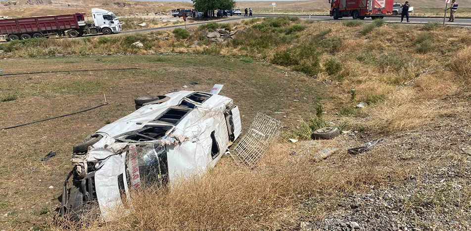 Yolcu Minibüsü kaza yaptı: 3’ü ağır 18 yaralı