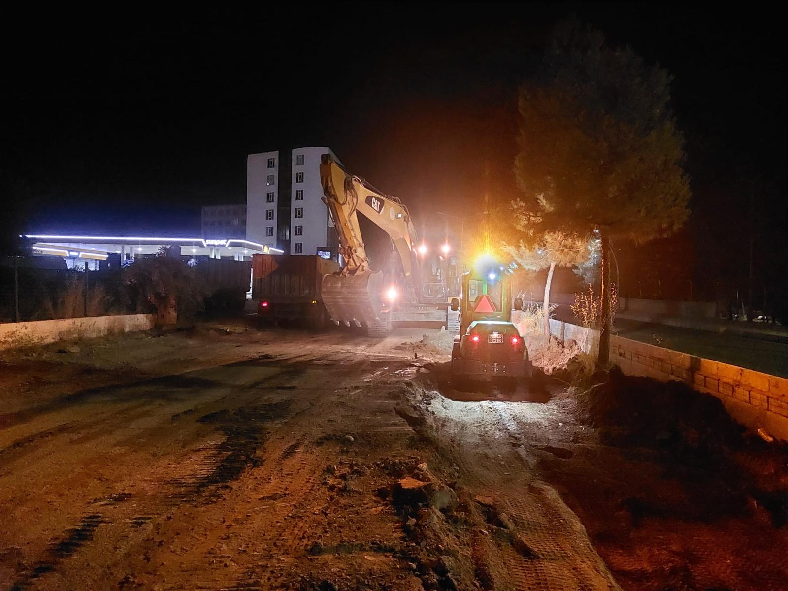 Özgürlük Bulvarı’ndaki yol yapım çalışmalarına gece vardiyası
