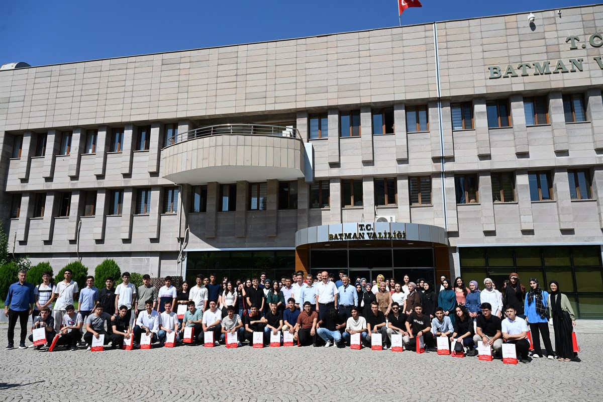 YKS’de ilk 10 bine giren öğrencileri ağırladı