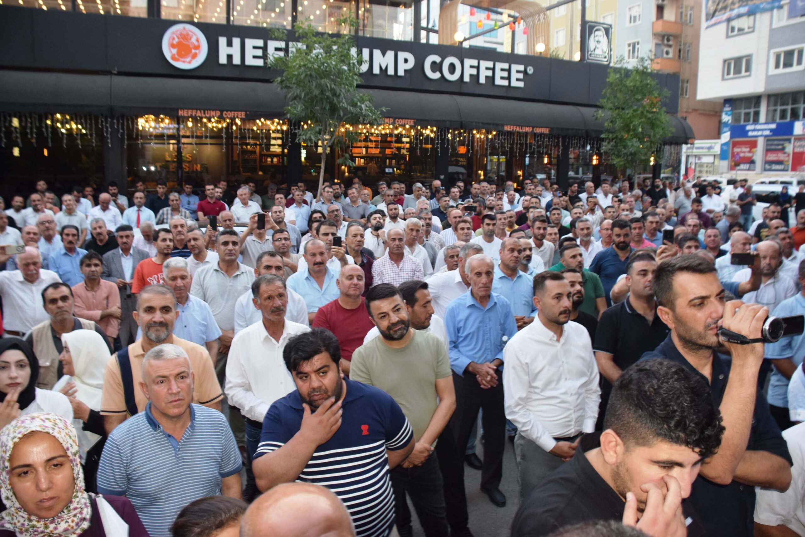 AK Parti il başkanı için karşılama töreni