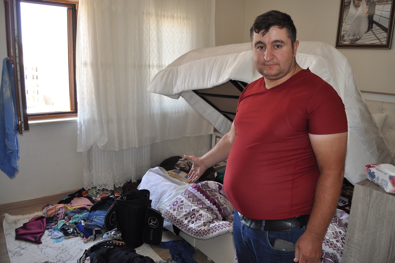 Açık pencereden eve giren hırsız, para ve altınları çaldı