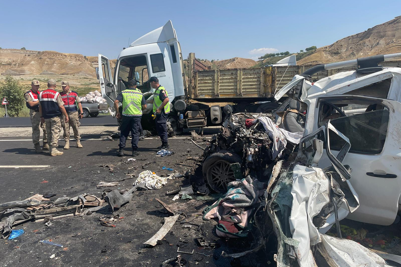 Valilikten 4 kişinin öldüğü kaza ile ilgili açıklama!