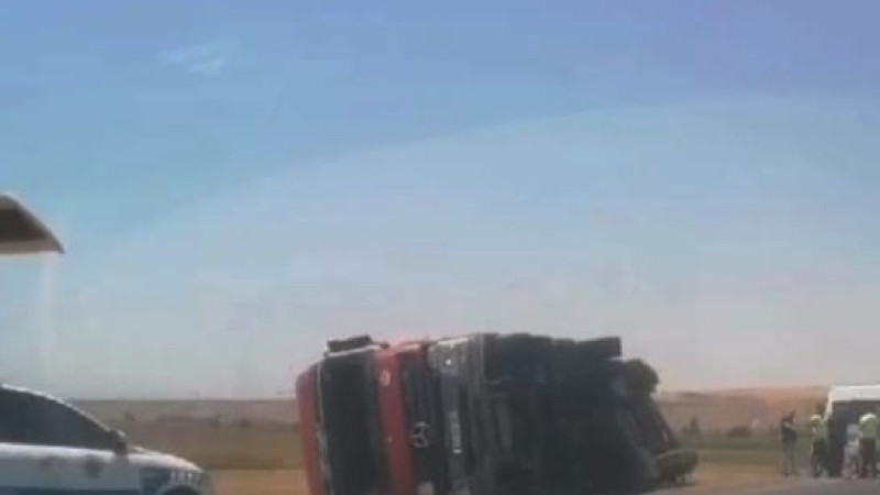 Kontrolden çıkan tır yola devrildi: 1 yaralı