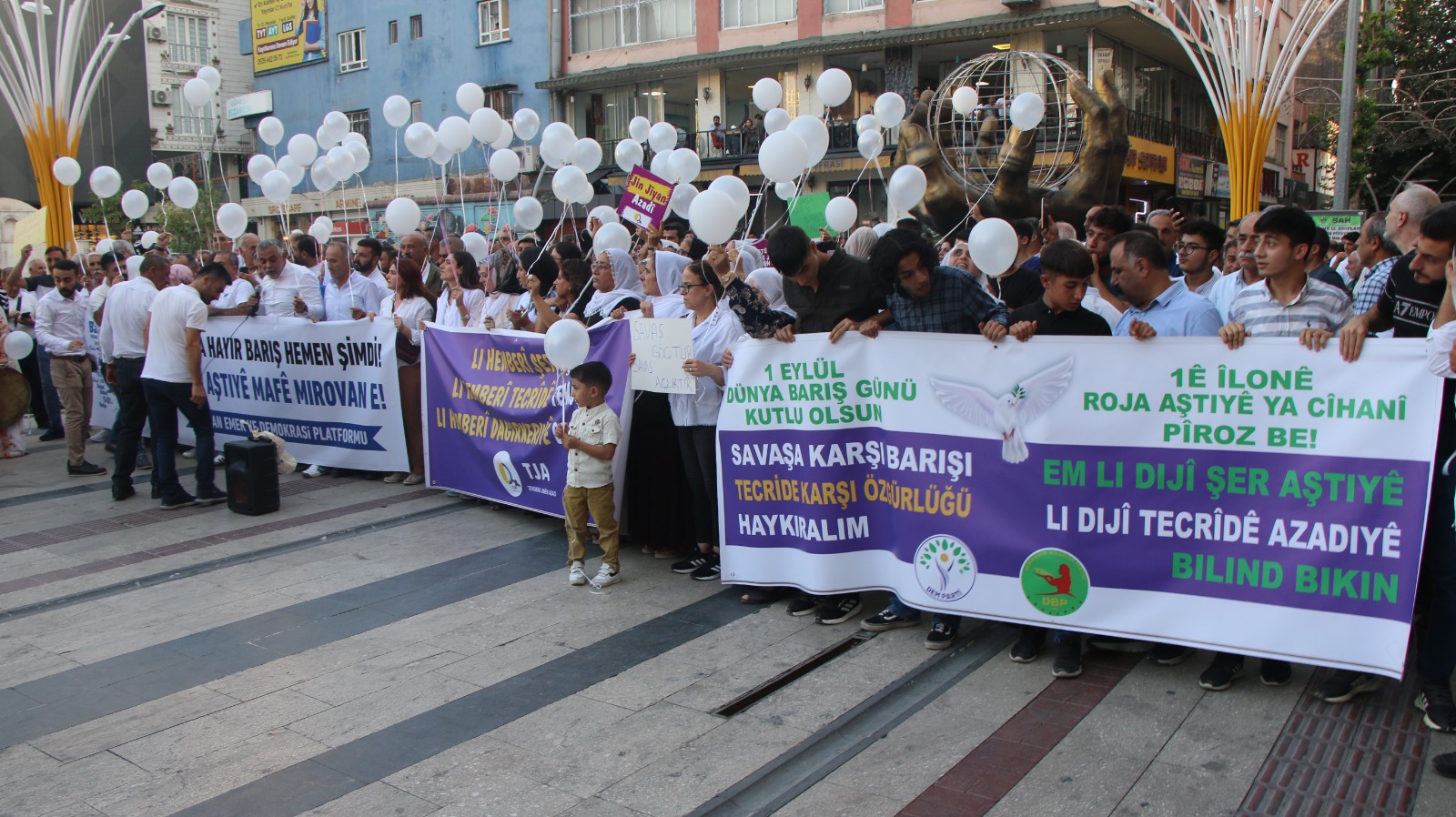 Dünya Barış Gününde yürüyüş düzenledi