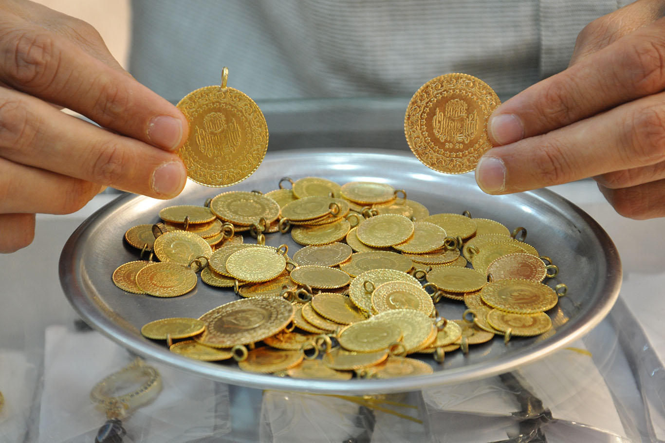 ÇEYREK ALTIN 5 BİN LİRAYI GEÇTİ!