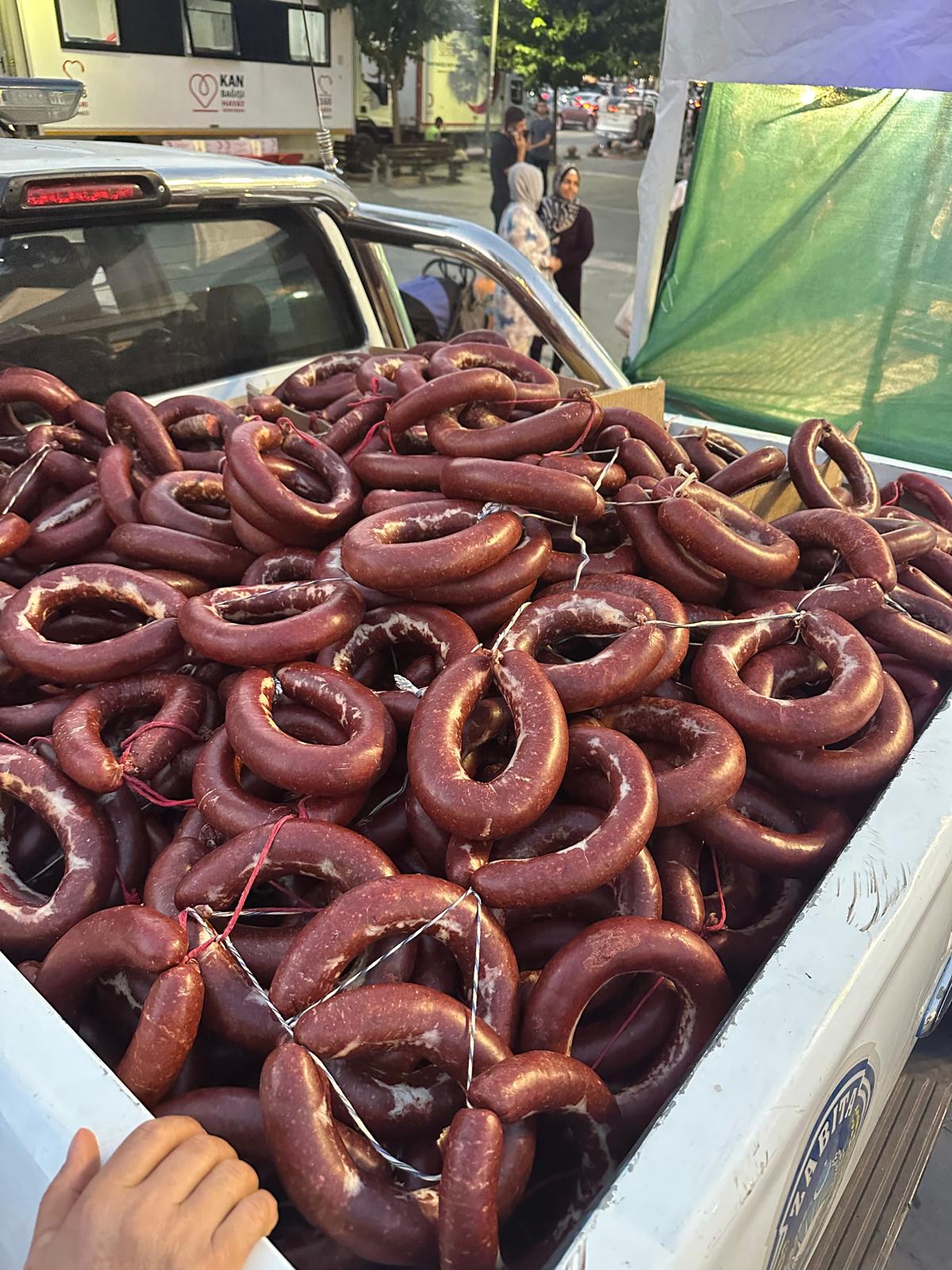 718 kilo etiketsiz sucuk toplandı