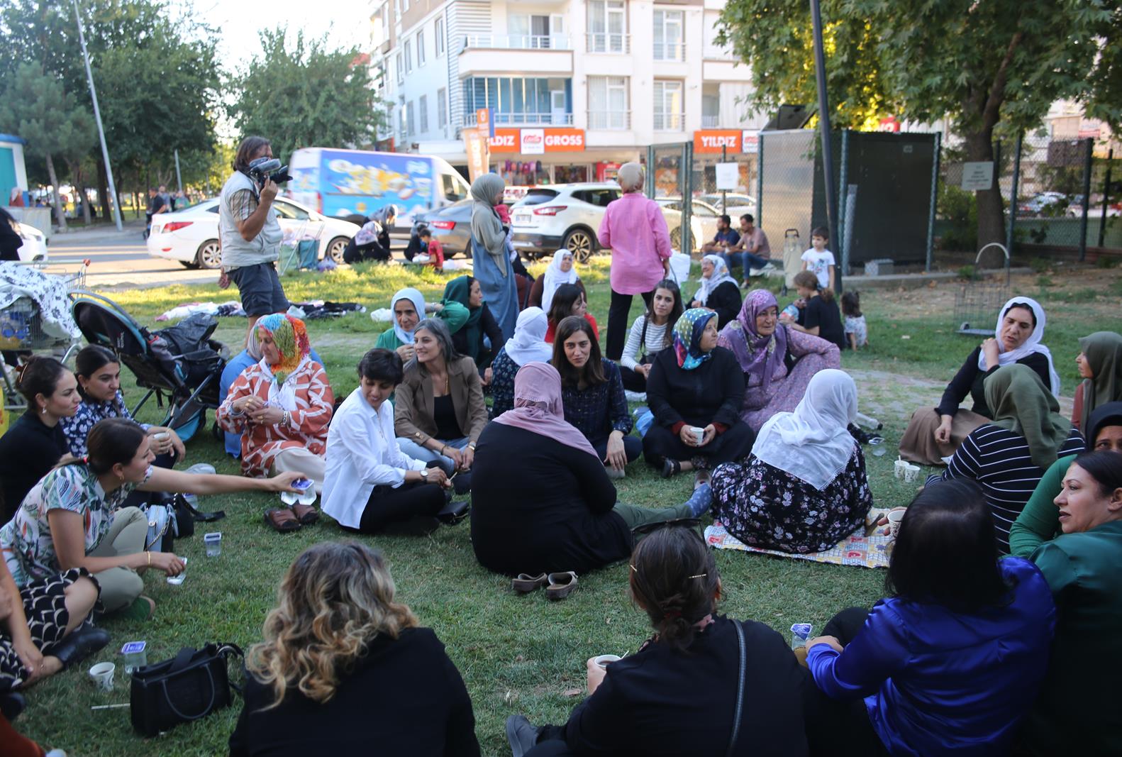 Sönük, Esnaf ve Kadınlarla Bir Araya Geldi