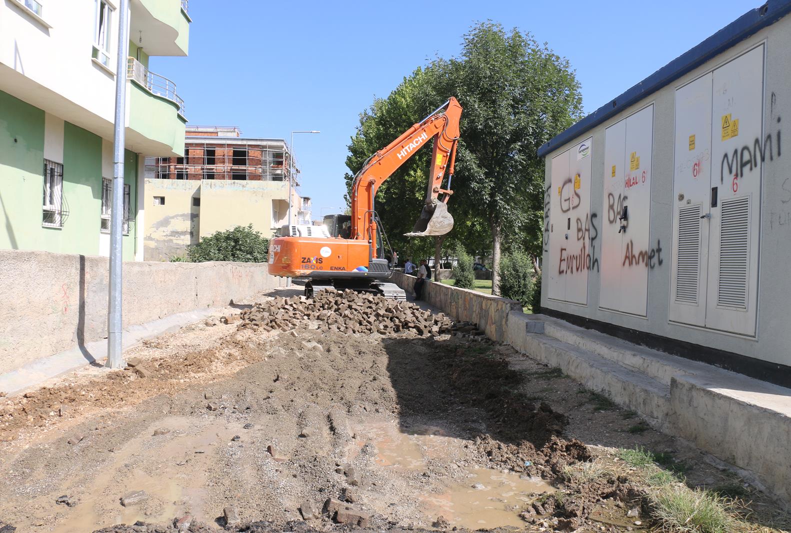 İki mahallede yol çalışmaları başladı