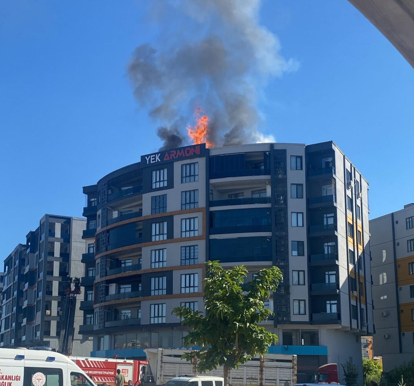 Apartman Çatısında Korkutan Yangın: 3 Yaralı